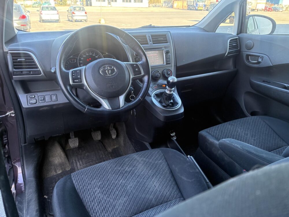 Toyota Verso-S 6